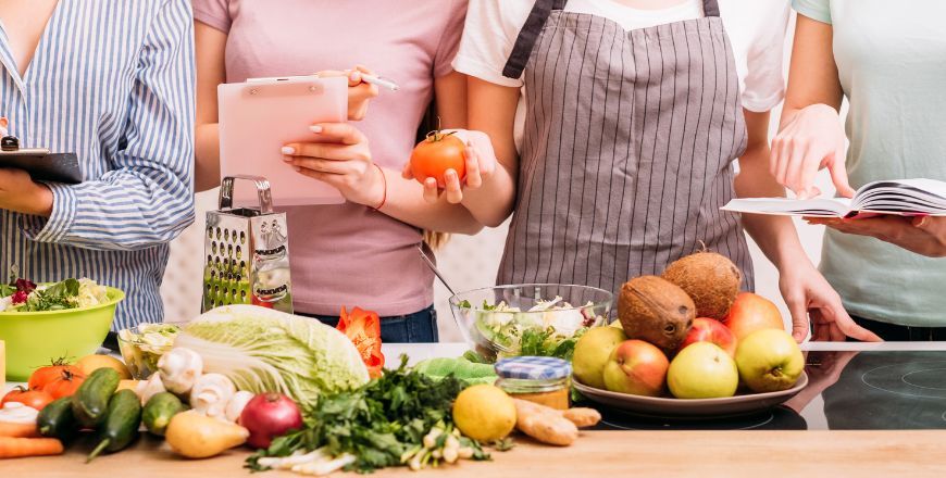 Taller Virtual de Alimentación Saludable: Aprende a mejorar tu dieta desde casa con consejos sobre alimentos equilibrados, riesgos de procesados y planificación de comidas.